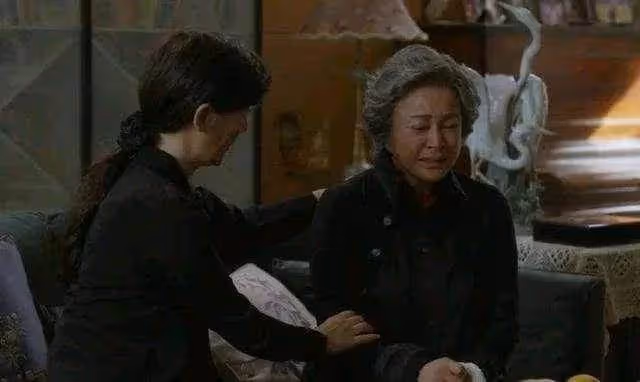 66歲阿姨臥床後才明白:人到晚年「最親的人只有一個」,不是老伴也不是兒女!
