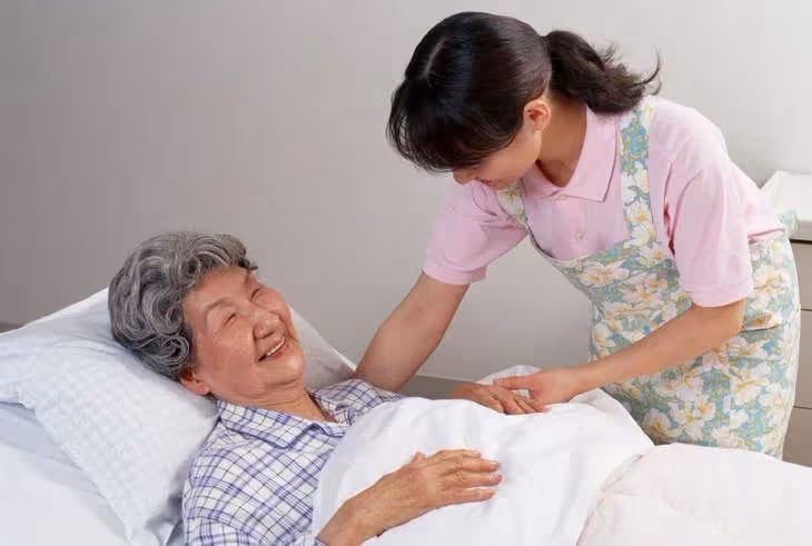 66歲阿姨臥床後才明白:人到晚年「最親的人只有一個」,不是老伴也不是兒女!