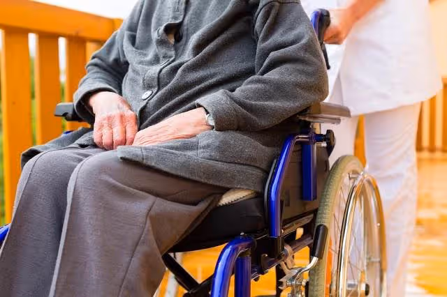 66歲阿姨臥床後才明白:人到晚年「最親的人只有一個」,不是老伴也不是兒女!