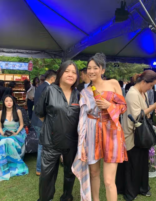 42歲江祖平穿衣真大膽!穿抹胸連體褲身形凹凸有致,完美展現黃金「三七比」,網友:真是韻味十足~