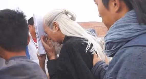 72歲鄭少秋仍堅持拍戲!身材單薄「片場寸步難行7人攙扶」 被目擊在賣場「低調包緊緊」爽買特價品