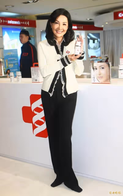 59歲美得像仙女!選美冠軍「狠斷7年豪門婚」離婚後靠自己 坦言「10幾歲就患病」早體認:無常會先來