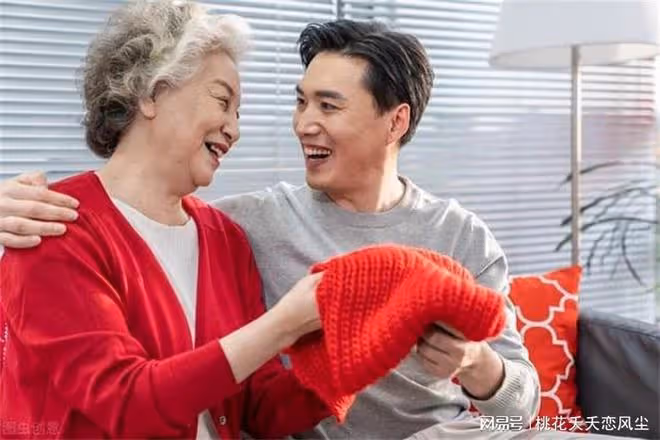 「你不能欺負我兒」小兩口吵架婆婆訓兒媳,兒:你再不走家都散了