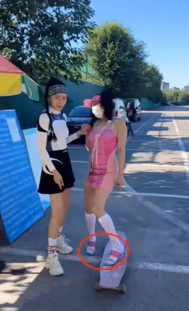 鍾麗緹穿粉色卡哇伊服裝拍照，膀大腰圓壯碩無比，形象一言難盡！