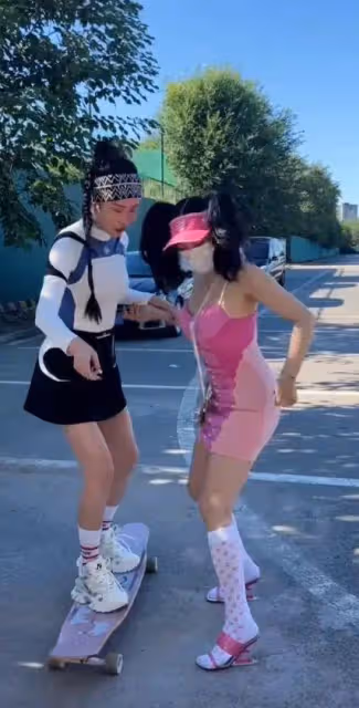 鍾麗緹穿粉色卡哇伊服裝拍照，膀大腰圓壯碩無比，形象一言難盡！
