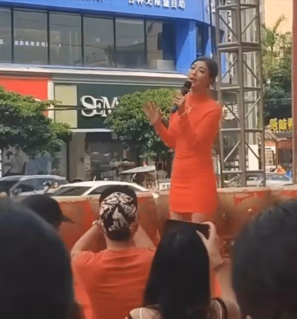 給男網紅夾菜,盛飯,擦嘴,還送飛吻,李彩樺商演低姿態爭議不斷