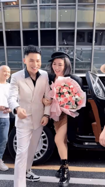 給男網紅夾菜,盛飯,擦嘴,還送飛吻,李彩樺商演低姿態爭議不斷