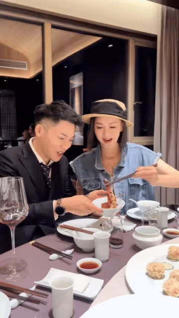 給男網紅夾菜,盛飯,擦嘴,還送飛吻,李彩樺商演低姿態爭議不斷
