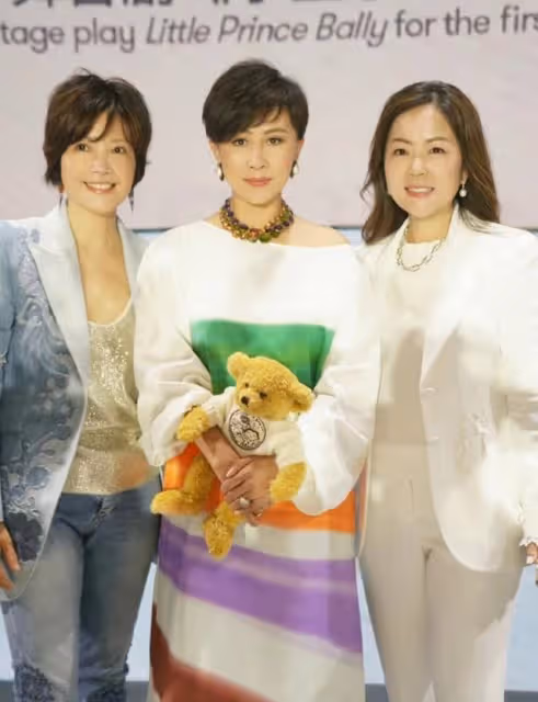 貴氣十足!53歲TVB前女星罕見露面,息影多年成上市公司執行董事