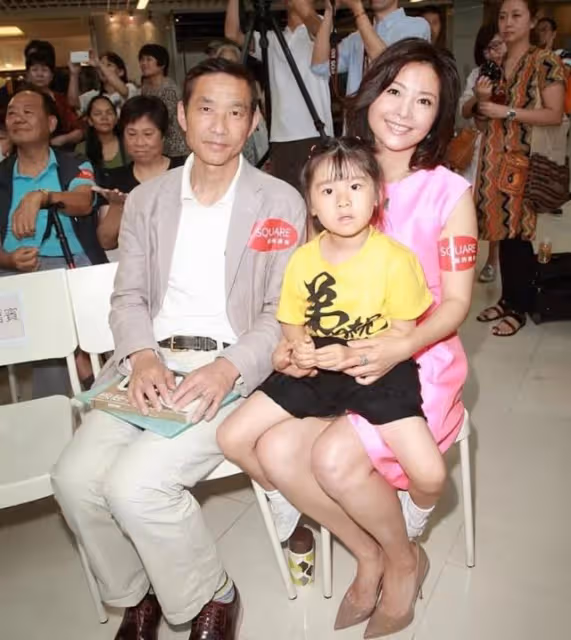 貴氣十足!53歲TVB前女星罕見露面,息影多年成上市公司執行董事