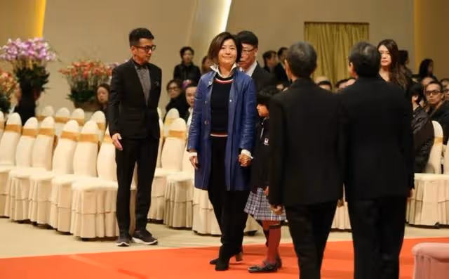 貴氣十足!53歲TVB前女星罕見露面,息影多年成上市公司執行董事