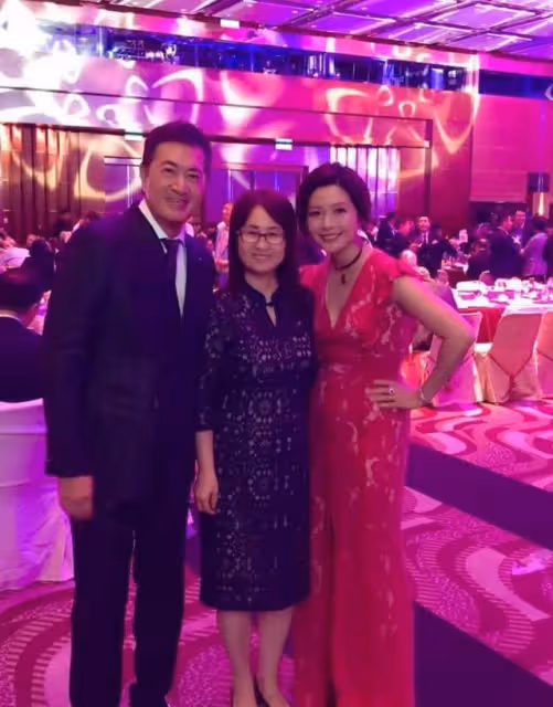 貴氣十足!53歲TVB前女星罕見露面,息影多年成上市公司執行董事
