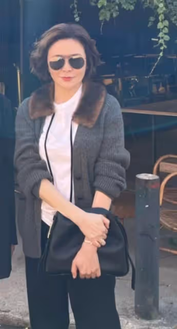 60歲關之琳現身法國街頭!身材白嫩豐腴,穿萬元衣在奢侈品店血拚