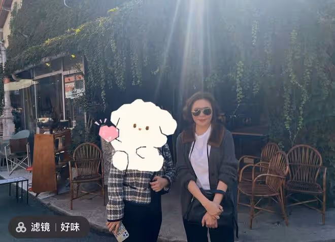 60歲關之琳現身法國街頭!身材白嫩豐腴,穿萬元衣在奢侈品店血拚