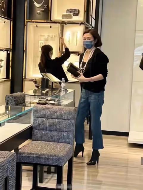 60歲關之琳現身法國街頭!身材白嫩豐腴,穿萬元衣在奢侈品店血拚