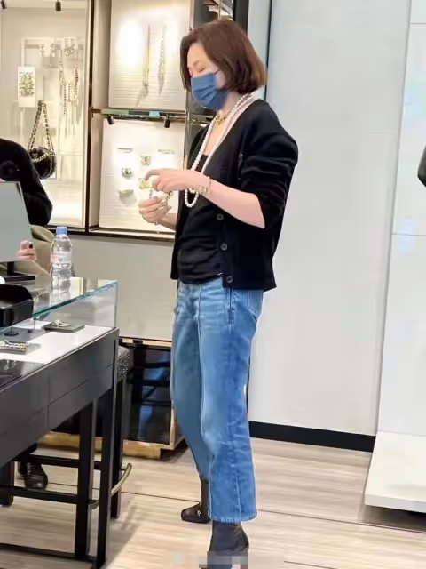 60歲關之琳現身法國街頭!身材白嫩豐腴,穿萬元衣在奢侈品店血拚