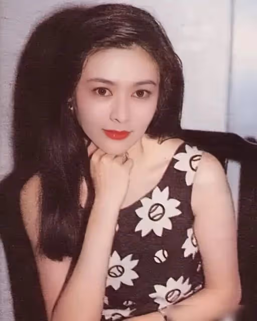 60歲關之琳現身法國街頭!身材白嫩豐腴,穿萬元衣在奢侈品店血拚