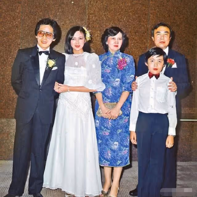 60歲關之琳現身法國街頭!身材白嫩豐腴,穿萬元衣在奢侈品店血拚
