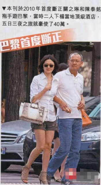 60歲關之琳現身法國街頭!身材白嫩豐腴,穿萬元衣在奢侈品店血拚