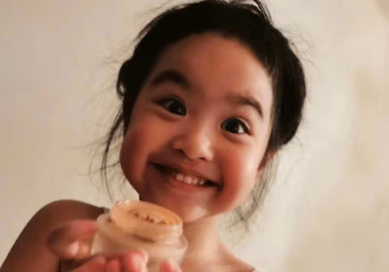 有種「女大十八變」叫包貝爾女兒,曾是翻版包貝爾,如今意外撞臉鬼鬼