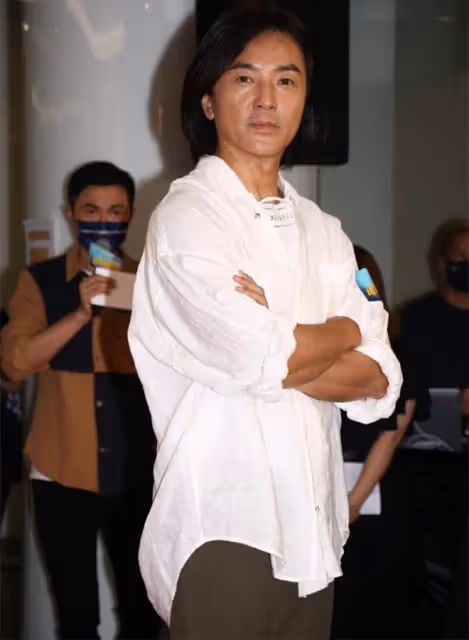 54歲鄭伊健久違現身，穿6千厚底鞋留中長發，稱將赴日本與妻團聚