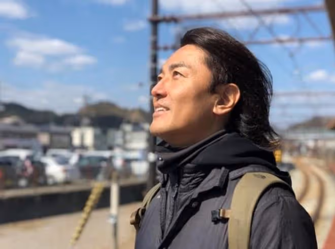 54歲鄭伊健久違現身，穿6千厚底鞋留中長發，稱將赴日本與妻團聚