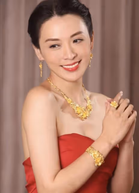 Tvb花旦陳煒舉行婚禮！滿身金器兩對金鐲搶眼，眾明星齊聚排場大