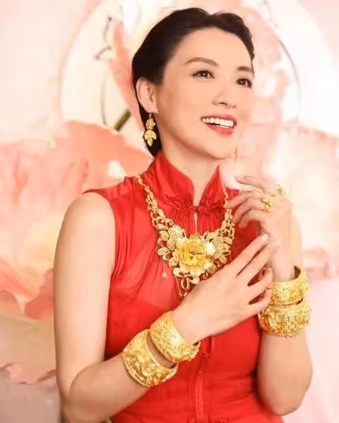 Tvb花旦陳煒舉行婚禮！滿身金器兩對金鐲搶眼，眾明星齊聚排場大