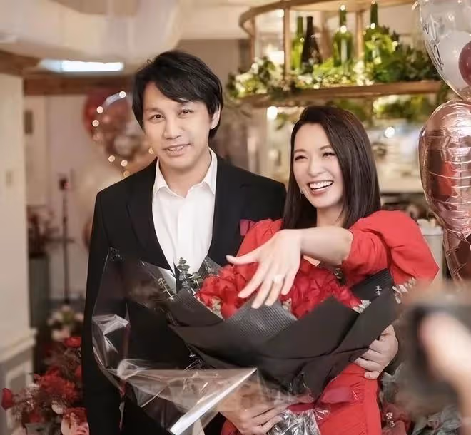 Tvb花旦陳煒舉行婚禮！滿身金器兩對金鐲搶眼，眾明星齊聚排場大