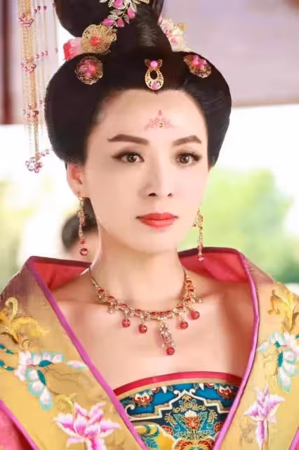 Tvb花旦陳煒舉行婚禮！滿身金器兩對金鐲搶眼，眾明星齊聚排場大