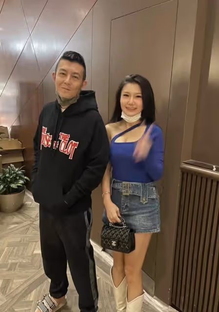 41歲陳冠希近照顯老態,皮膚鬆弛雙眼耷拉,穿3千拖鞋與美女合影