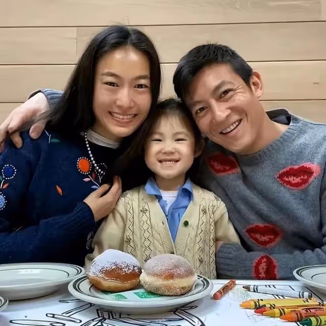 41歲陳冠希近照顯老態,皮膚鬆弛雙眼耷拉,穿3千拖鞋與美女合影
