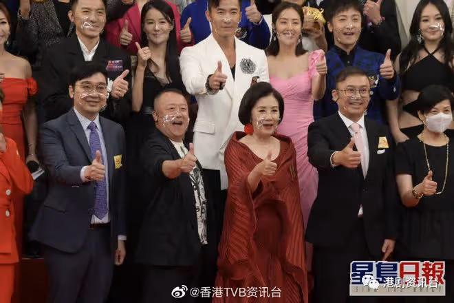TVB55周年亮燈大合照泄玄機？這位力捧小花站正中高層主動招呼