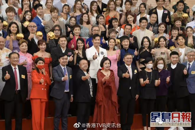 TVB55周年亮燈大合照泄玄機？這位力捧小花站正中高層主動招呼