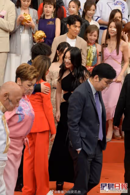 TVB55周年亮燈大合照泄玄機？這位力捧小花站正中高層主動招呼