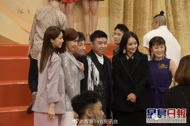 TVB55周年亮燈大合照泄玄機？這位力捧小花站正中高層主動招呼