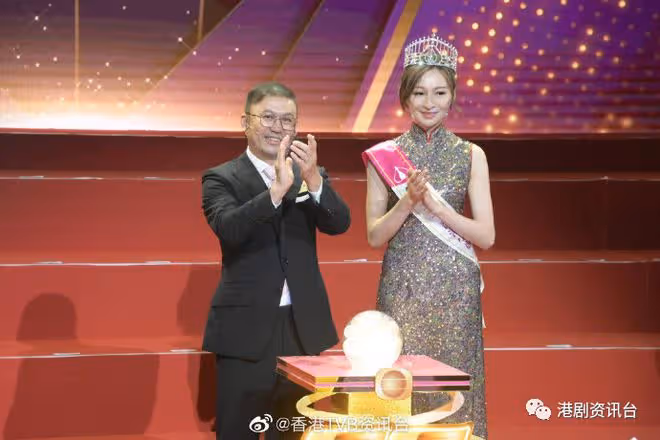 TVB55周年亮燈大合照泄玄機？這位力捧小花站正中高層主動招呼