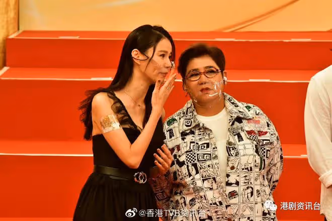 TVB55周年亮燈大合照泄玄機？這位力捧小花站正中高層主動招呼
