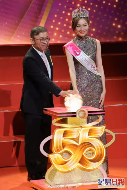 TVB55周年亮燈大合照泄玄機？這位力捧小花站正中高層主動招呼