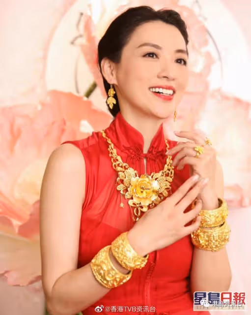 恭喜恭喜！TVB當紅花旦今日再婚，大方與老公親親讓傳媒任影