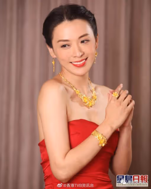 恭喜恭喜！TVB當紅花旦今日再婚，大方與老公親親讓傳媒任影