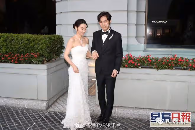 恭喜恭喜！TVB當紅花旦今日再婚，大方與老公親親讓傳媒任影