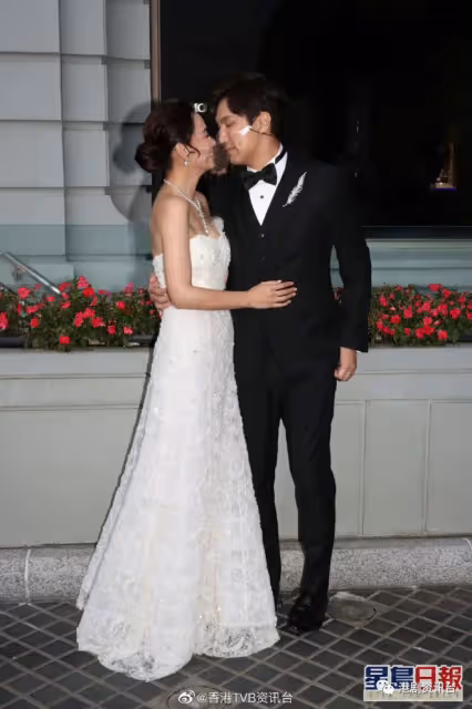 恭喜恭喜！TVB當紅花旦今日再婚，大方與老公親親讓傳媒任影