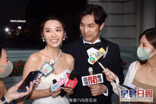 恭喜恭喜！TVB當紅花旦今日再婚，大方與老公親親讓傳媒任影
