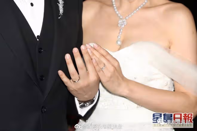 恭喜恭喜！TVB當紅花旦今日再婚，大方與老公親親讓傳媒任影