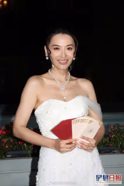 恭喜恭喜！TVB當紅花旦今日再婚，大方與老公親親讓傳媒任影
