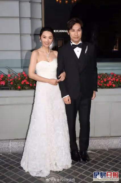 恭喜恭喜！TVB當紅花旦今日再婚，大方與老公親親讓傳媒任影