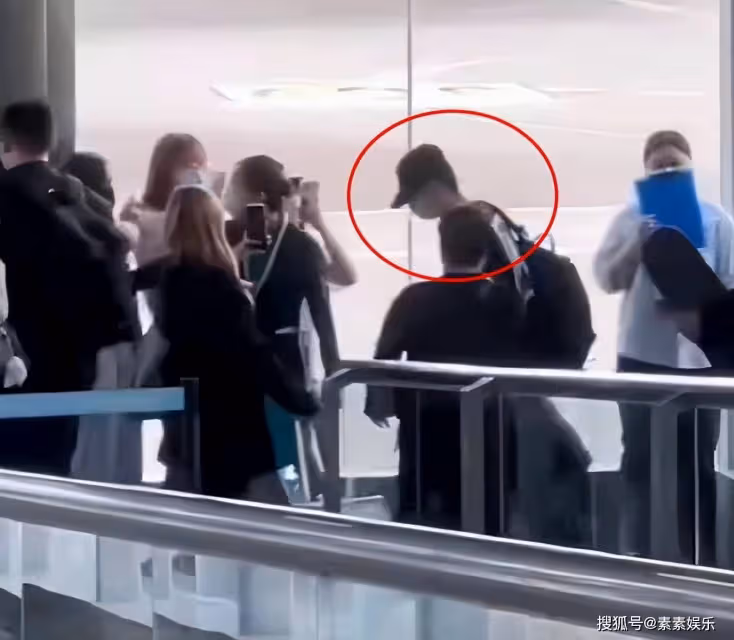 王一博現身北京，心情沮喪低頭走出機場，《長空》撤檔他也很難過