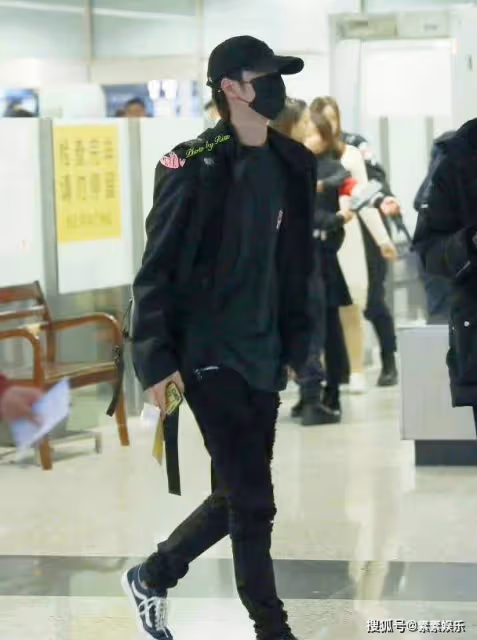 王一博現身北京，心情沮喪低頭走出機場，《長空》撤檔他也很難過