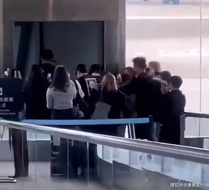 王一博現身北京，心情沮喪低頭走出機場，《長空》撤檔他也很難過